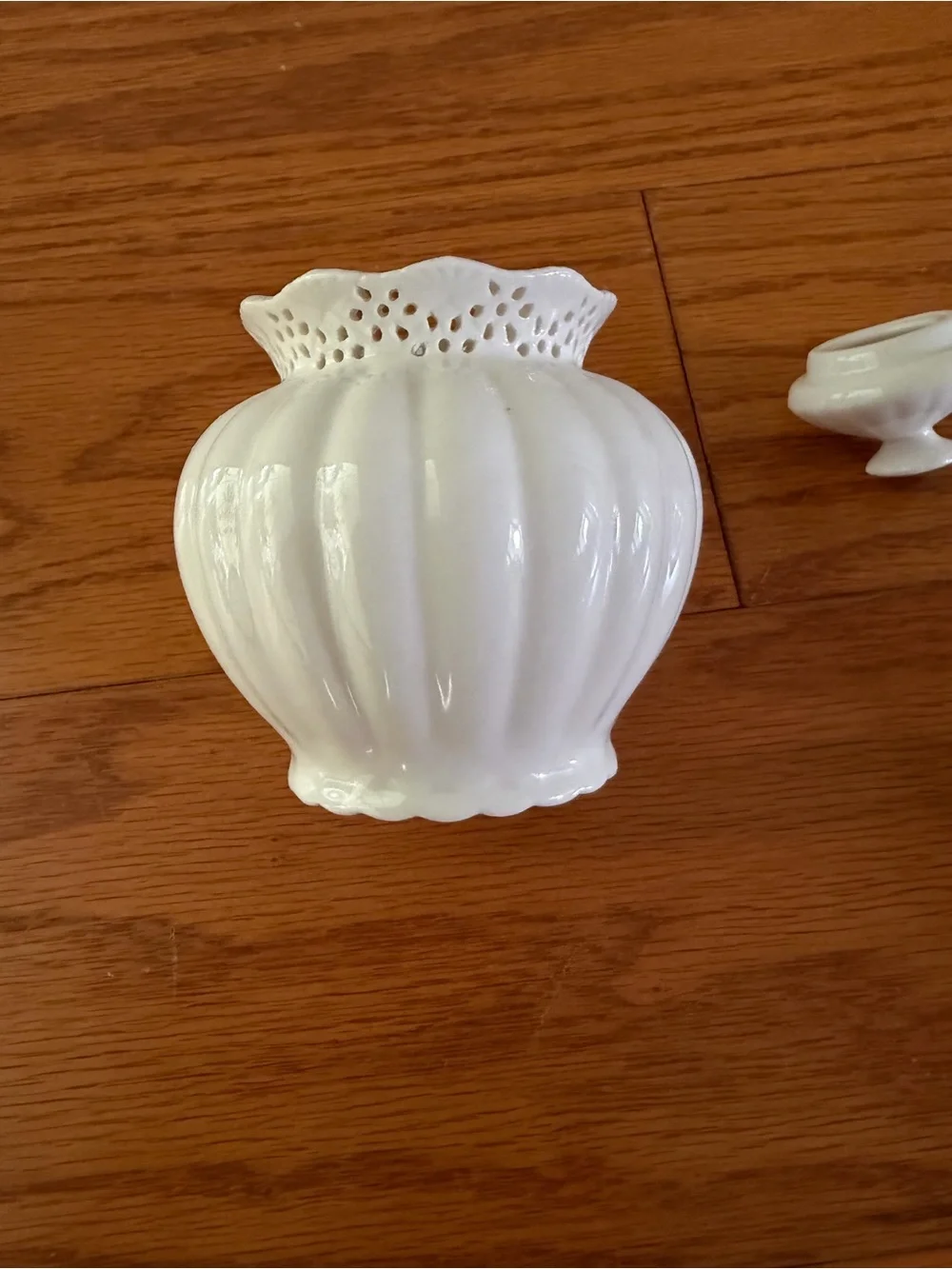 Graces teaware White Ceramic Scalloped Rim Decorative Vase small petal